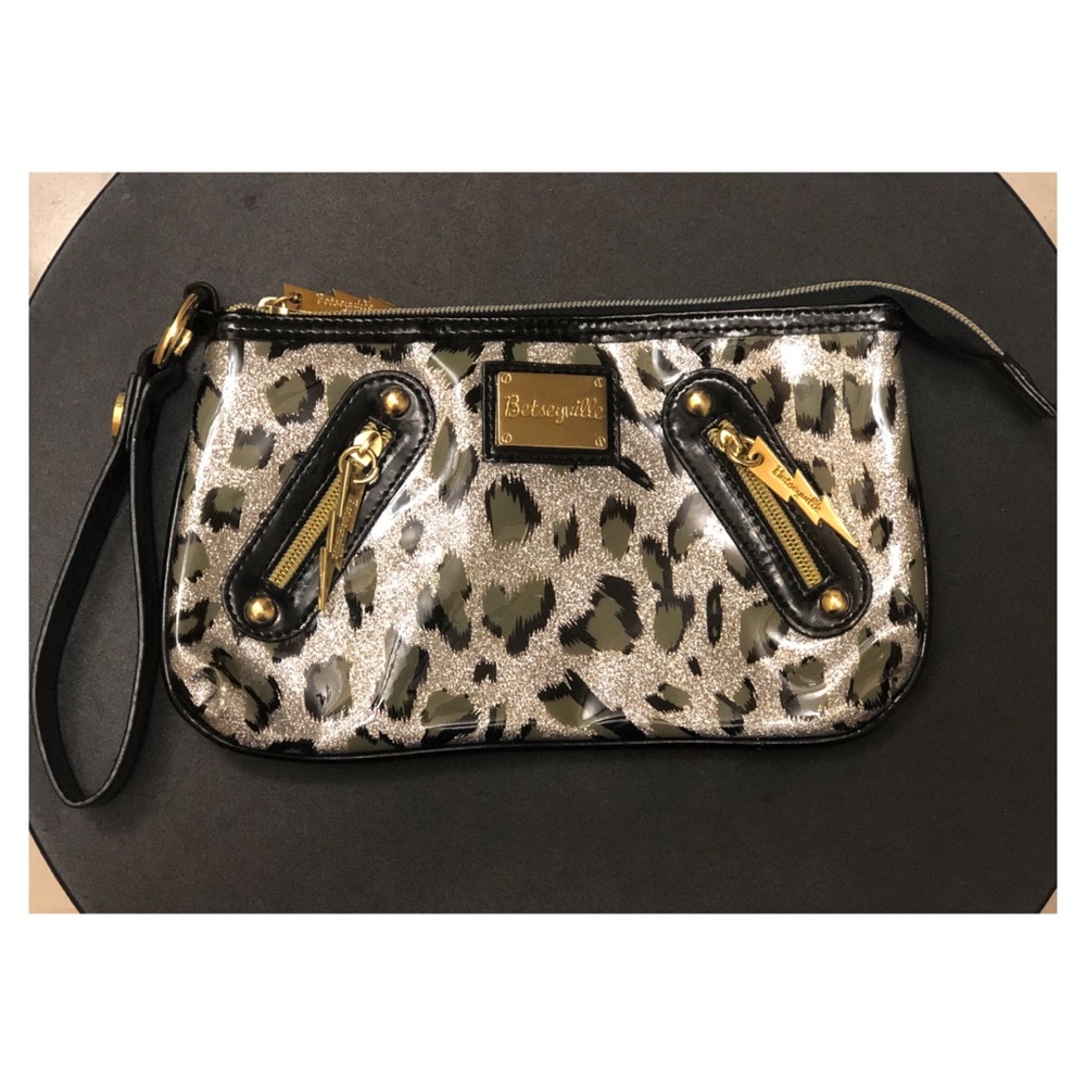 Betseyville clutch